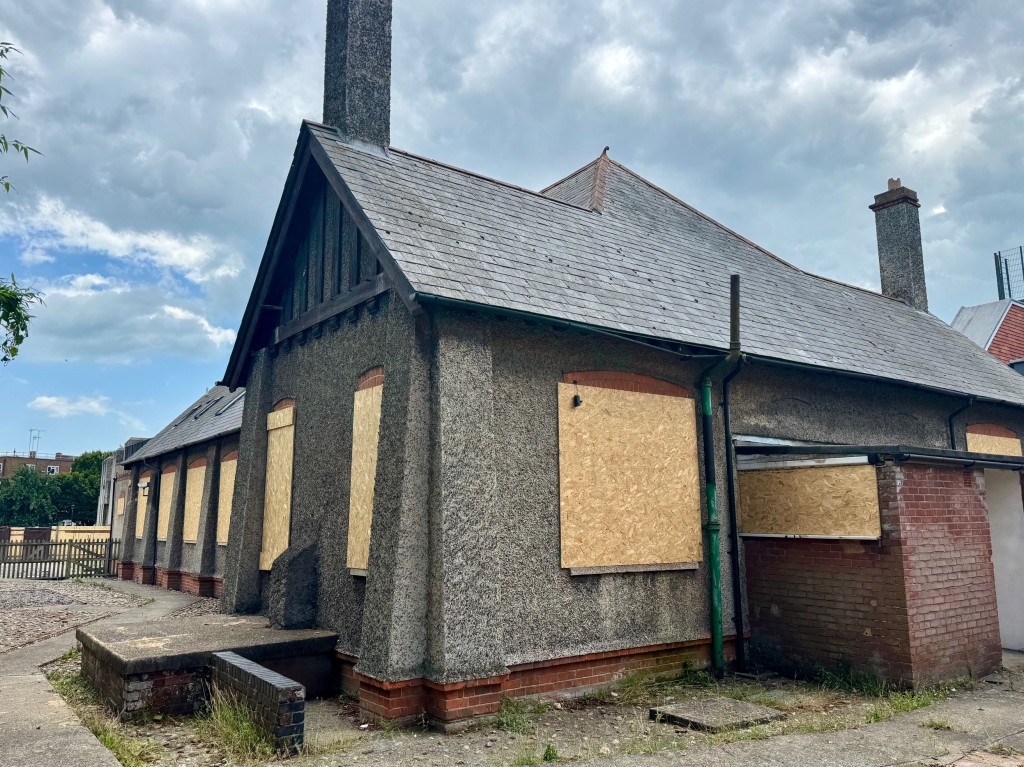 Lot: 72 - FORMER DANCE STUDIO AND TWO-BEDROOM FLAT - The building 2